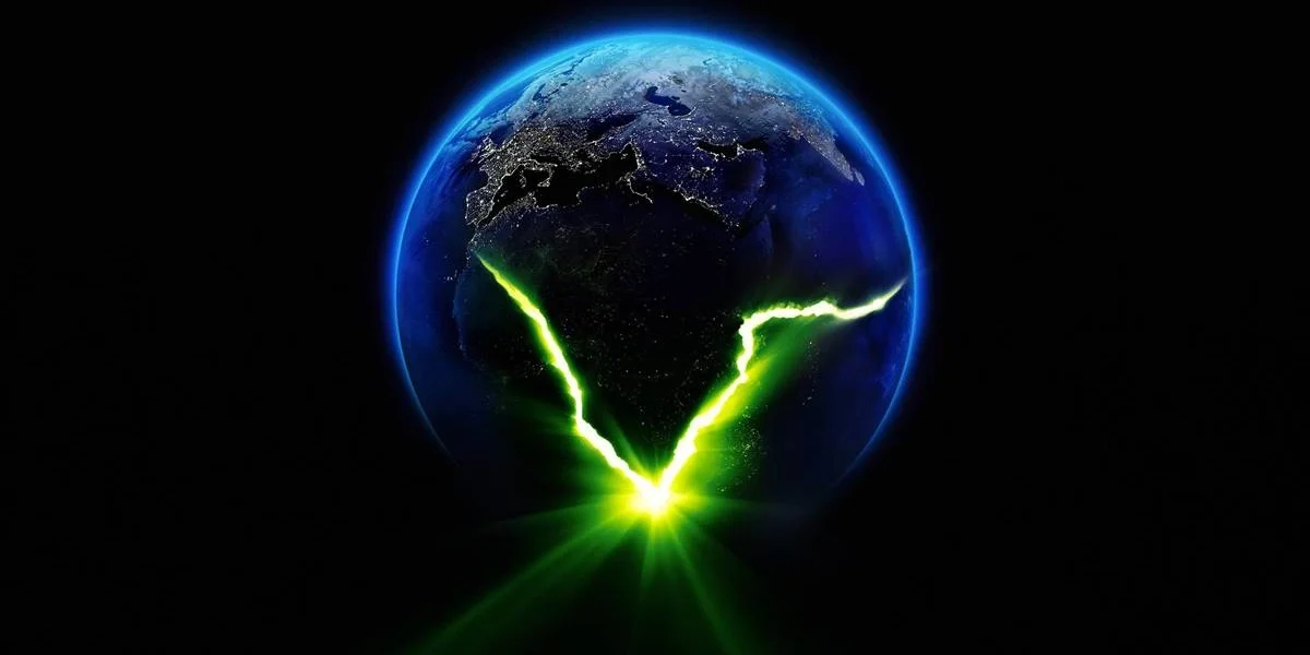 Novo Poster de “Alien: Earth” Retorna às Origens; Série Chega no Meio de 2025 Planeta Terra em um fundo preto. Apenas parte do planeta pode ser vista, as extremidades em azul, enquanto o restante está obscurecido. Uma marca em verde neon em formato de um V imperfeito marca o planeta, como um logo promocional para "Alien: Earth", série da Disney/Hulu.