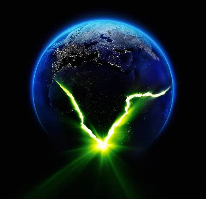 Planeta Terra em um fundo preto. Apenas parte do planeta pode ser vista, as extremidades em azul, enquanto o restante está obscurecido. Uma marca em verde neon em formato de um V imperfeito marca o planeta, como um logo promocional para "Alien: Earth", série da Disney/Hulu.