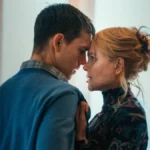 Samuel (Harris Dickinson) e Rony (Nicole Kidman), respectivamente à esquerda e direita, centralizados na câmera. Ela puxa-o pela blusa e suas testas estão se encostando.