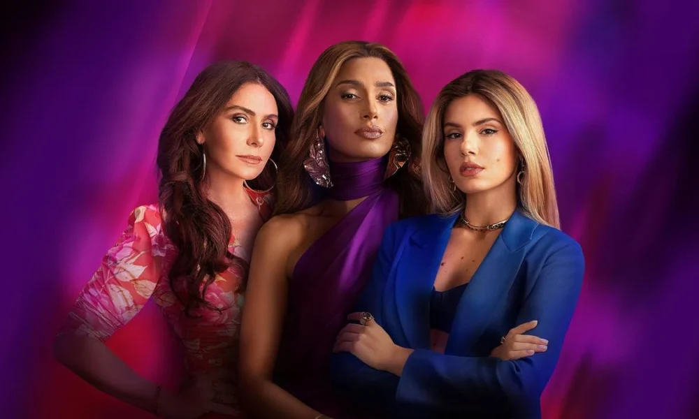 Giovanna Antonelli, Camila Pitanga, e Camila Queiroz, posando para imagem promocional de capa da novela da Max "Beleza Fatal".