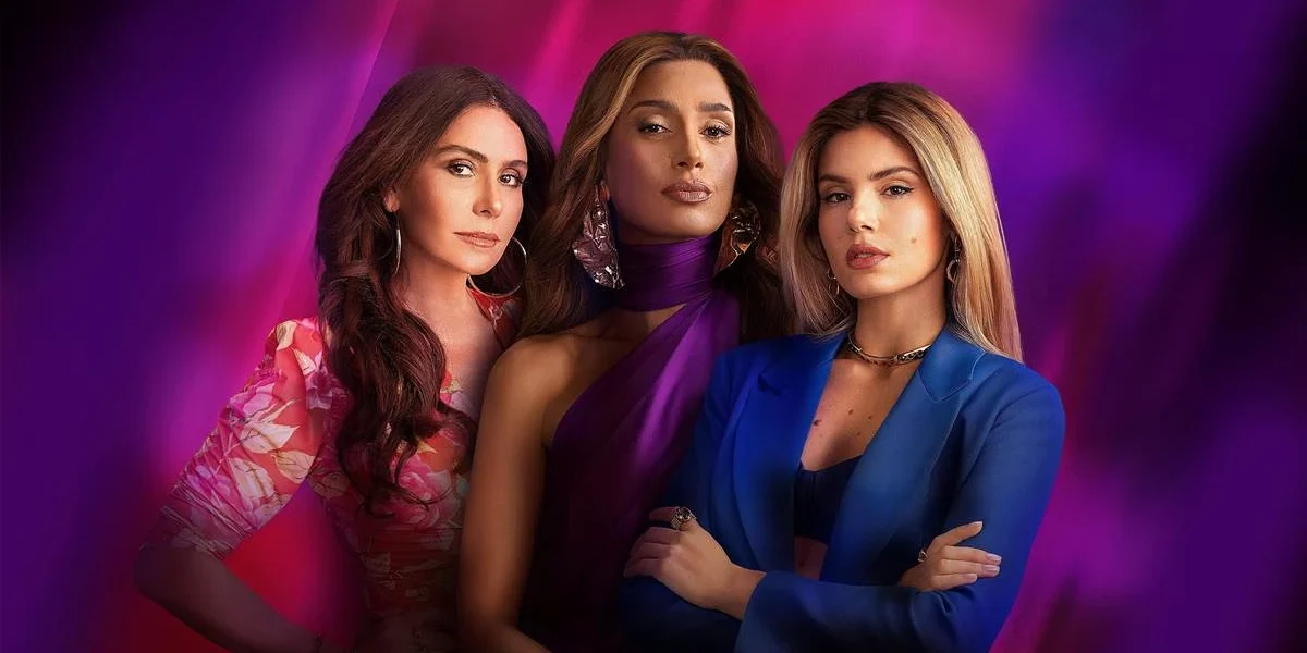 Beleza Fatal | Primeira Novela Brasileira da Max Estreia Hoje (27) Giovanna Antonelli, Camila Pitanga, e Camila Queiroz, posando para imagem promocional de capa da novela da Max "Beleza Fatal".