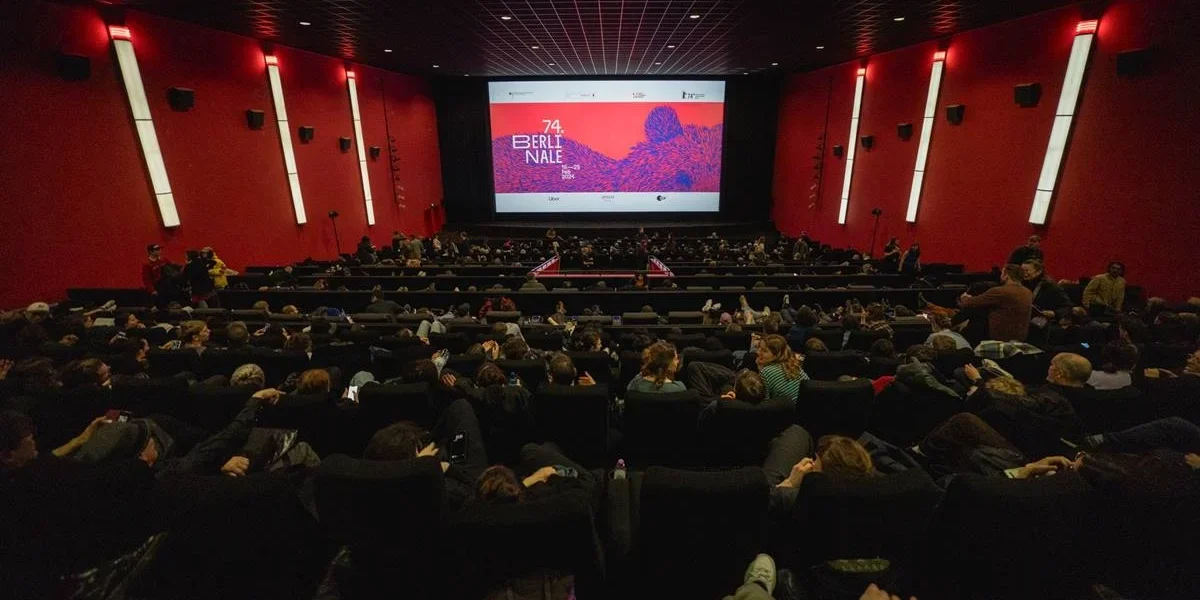 Além de “Ainda Estou Aqui”: Filme Brasileiro concorrerá ao Urso de Ouro 2025 em Berlim Sala de exibição no Berlinale, Urso de Ouro, festival internacional de cinema em Berlim.