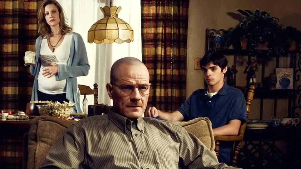 10 Séries Para 10 Momentos Diferentes da Sua Vida 2 Walter White, da série The Breaking Bad, sentado em uma poltrona na sua casa. Atrás dele, esposa e filho tomam café e o olham inquietos.