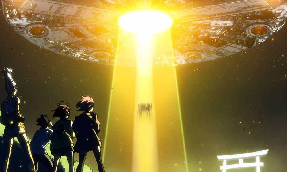 Captura de tela promocional de Dandadan, com uma vaca sendo abduzida por um disco voador. Vemos a silhueta em destaque dos protagonistas, assistindo a cena: Seiko, Okarun, Momo, e Aira.