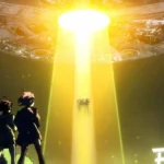 Captura de tela promocional de Dandadan, com uma vaca sendo abduzida por um disco voador. Vemos a silhueta em destaque dos protagonistas, assistindo a cena: Seiko, Okarun, Momo, e Aira.