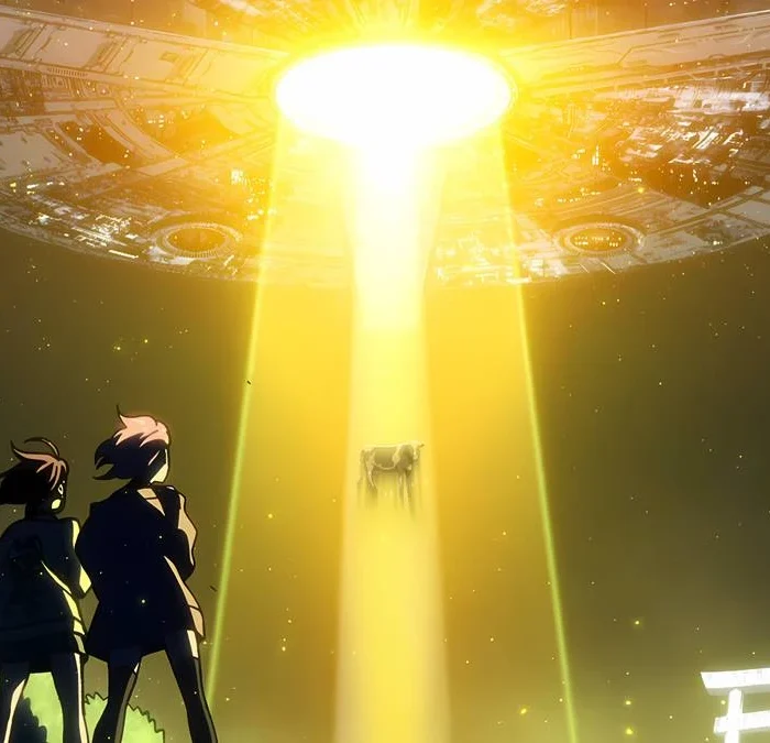 Captura de tela promocional de Dandadan, com uma vaca sendo abduzida por um disco voador. Vemos a silhueta em destaque dos protagonistas, assistindo a cena: Seiko, Okarun, Momo, e Aira.