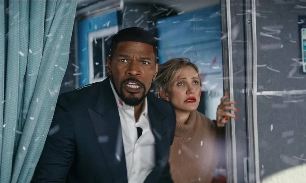 Jamie Fox, esquerda, e Cameron Diaz, direita, com a janela aberta e semblantes preocupados. Entra neve pela janela. Eles interpretam seus personagens de "De Volta a Ação" (2025).