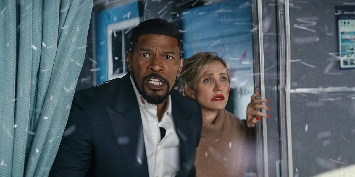 Jamie Fox, esquerda, e Cameron Diaz, direita, com a janela aberta e semblantes preocupados. Entra neve pela janela. Eles interpretam seus personagens de "De Volta a Ação" (2025).