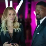Cameron Diaz e Jamie Foxx, respectivamente à esquerda e direita, vestidos de trajes sociais, em um ambiente de fundo neon roxo, interpretando seus papéis em "De Volta À Ação" (2025).