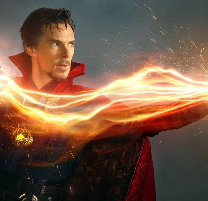 Doutor Estranho utilizando seus poderes no longa homônimo, de 2016, olhando para a direita. Raios saem e são tecidos pelas suas mãos.