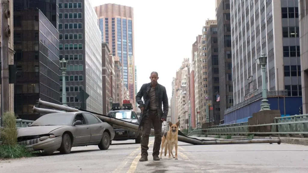10 Finais Mais Odiados de Todos os Tempos: Do Luxo ao Lixo 7 Will Smith como o protagonista de "Eu Sou a Lenda" (2007), ao lado de seu cachorro, e armado, em uma cidade de dia abandonada.