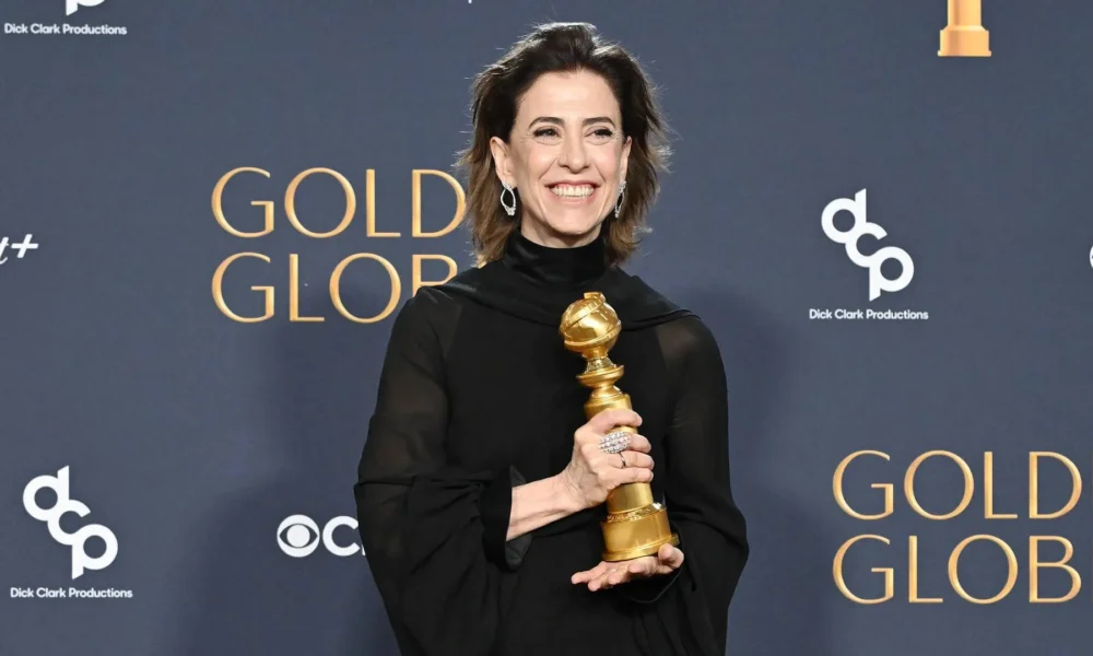 Fernanda Torres segurando o prêmio de Melhor Atriz de Drama no Globo de Ouro 2025