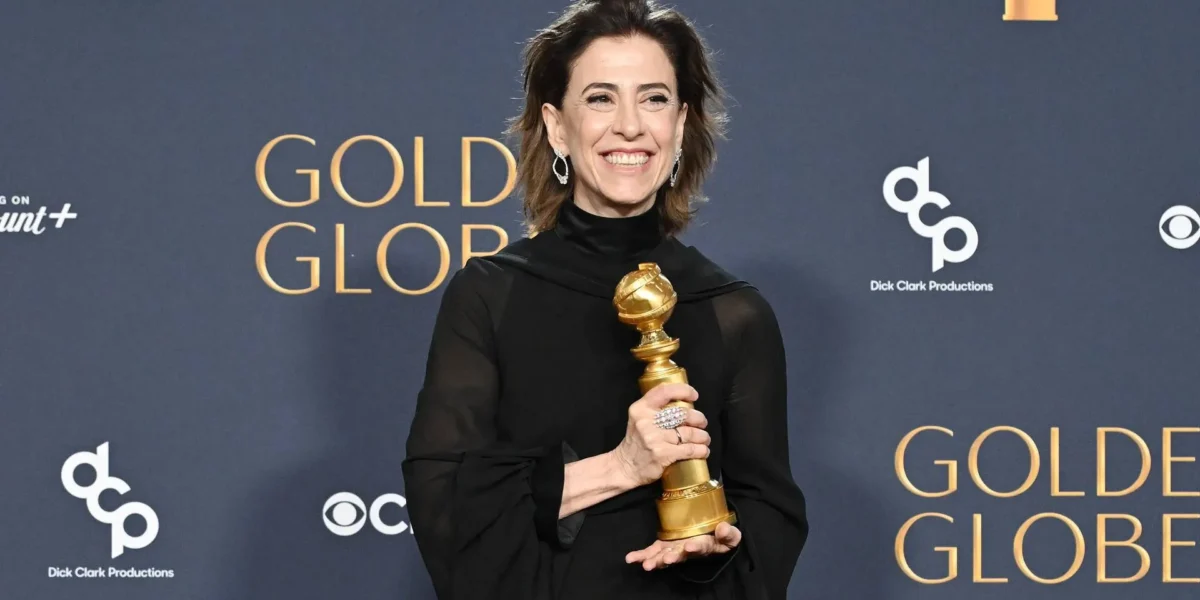 Fernanda Torres segurando o prêmio de Melhor Atriz de Drama no Globo de Ouro 2025