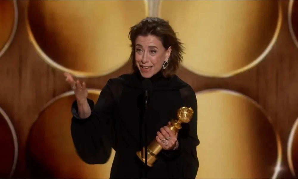Fernanda Torres segurando o prêmio de Melhor Atriz de Drama no Globo de Ouro 2025, durante seu discurso.