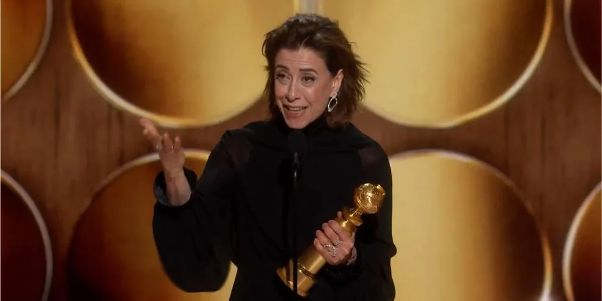 Fernanda Torres segurando o prêmio de Melhor Atriz de Drama no Globo de Ouro 2025, durante seu discurso.