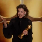 Fernanda Torres segurando o prêmio de Melhor Atriz de Drama no Globo de Ouro 2025, durante seu discurso.