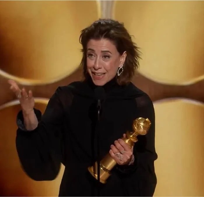 Fernanda Torres segurando o prêmio de Melhor Atriz de Drama no Globo de Ouro 2025, durante seu discurso.