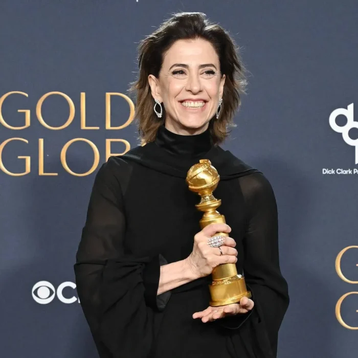 Fernanda Torres segurando o prêmio de Melhor Atriz de Drama no Globo de Ouro 2025