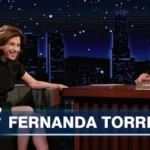 Thumbnail do YouTube da entrevista da Fernanda Torres no "Jimmy Kimmel Live!". Atriz está sentada no sofá, com o entrevistador em uma mesa, sentado à direita.