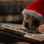 “Demolidor: Renascido” Ganha Trailer Eletrizante; Estreia Fica para 4 de Março Gremlin não monstrificado e com gorro de natal frente a um teclado. Imagem direta do filme "Gremlins" (1984).