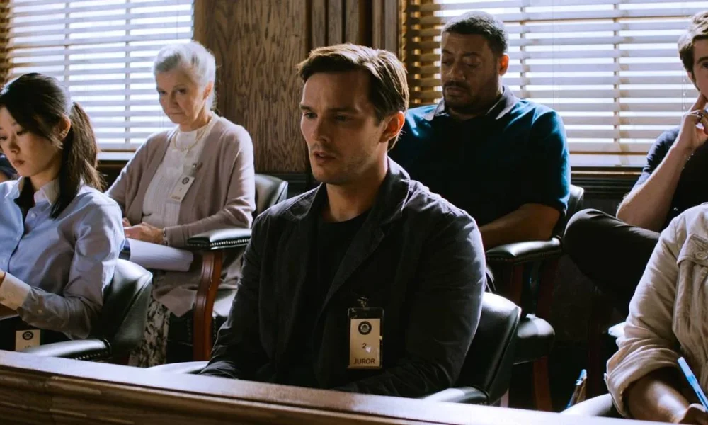 Nicholas Hoult como Justin Kemp, protagonista de "Jurado nº 2" ("Juror #2"). Personagem está apreensivo meio ao juri.