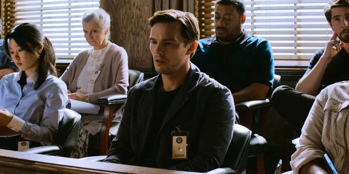 Nicholas Hoult como Justin Kemp, protagonista de "Jurado nº 2" ("Juror #2"). Personagem está apreensivo meio ao juri.