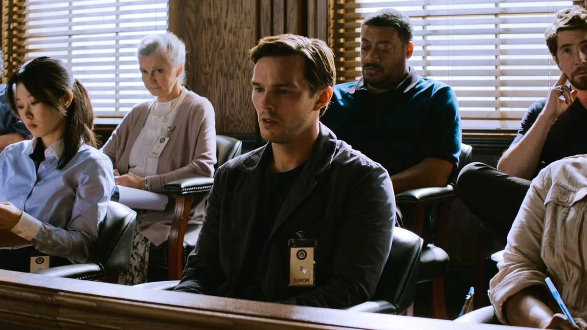 Jurado Nº 2 | O Último Grande Filme do Diretor Clint Eastwood 3 Nicholas Hoult como Justin Kemp, protagonista de "Jurado nº 2" ("Juror #2"). Personagem está apreensivo meio ao juri.
