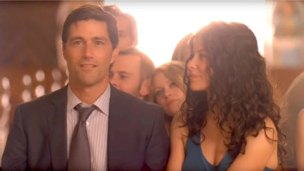 10 Finais Mais Odiados de Todos os Tempos: Do Luxo ao Lixo 5 Imagem oficial de divulgação do último capítulo de "Lost", com personagens da série sentados e vestidos para uma igreja.