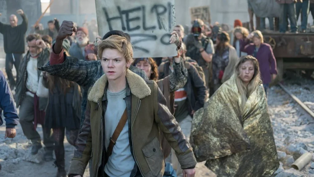 10 Finais Mais Odiados de Todos os Tempos: Do Luxo ao Lixo 6 Personagens do último filme da saga "Maze Runner", "A Cura Mortal", em um protesto.