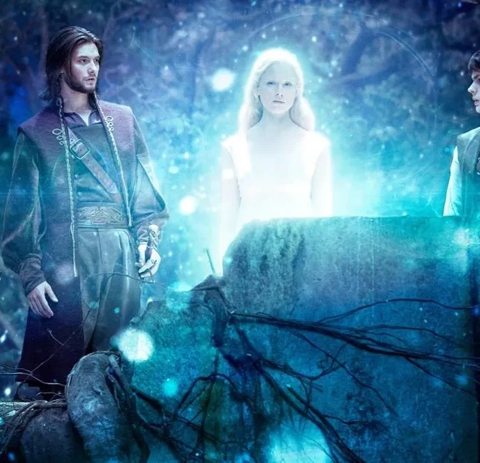 Georgie Henley (Lucy), Ben Barnes (Caspian), Laura Brent (Rainha de Nárnia), Skander Keynes (Edmund), da esquerda para a direita em "As Crônicas de Nárnia: Viagem do Peregrino da Alvorada" (2010). A Rainha de Nárnia brilha e todos olham para ela.