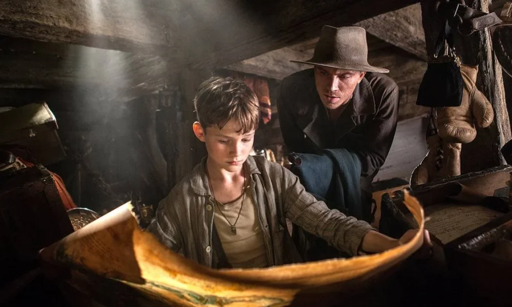 Peter Pan com um mapa aberto em um navio.