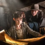 Peter Pan com um mapa aberto em um navio.