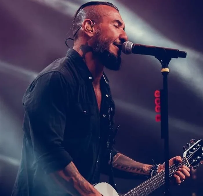 Rodolfo Abrantes em último show de turnê em 2024.