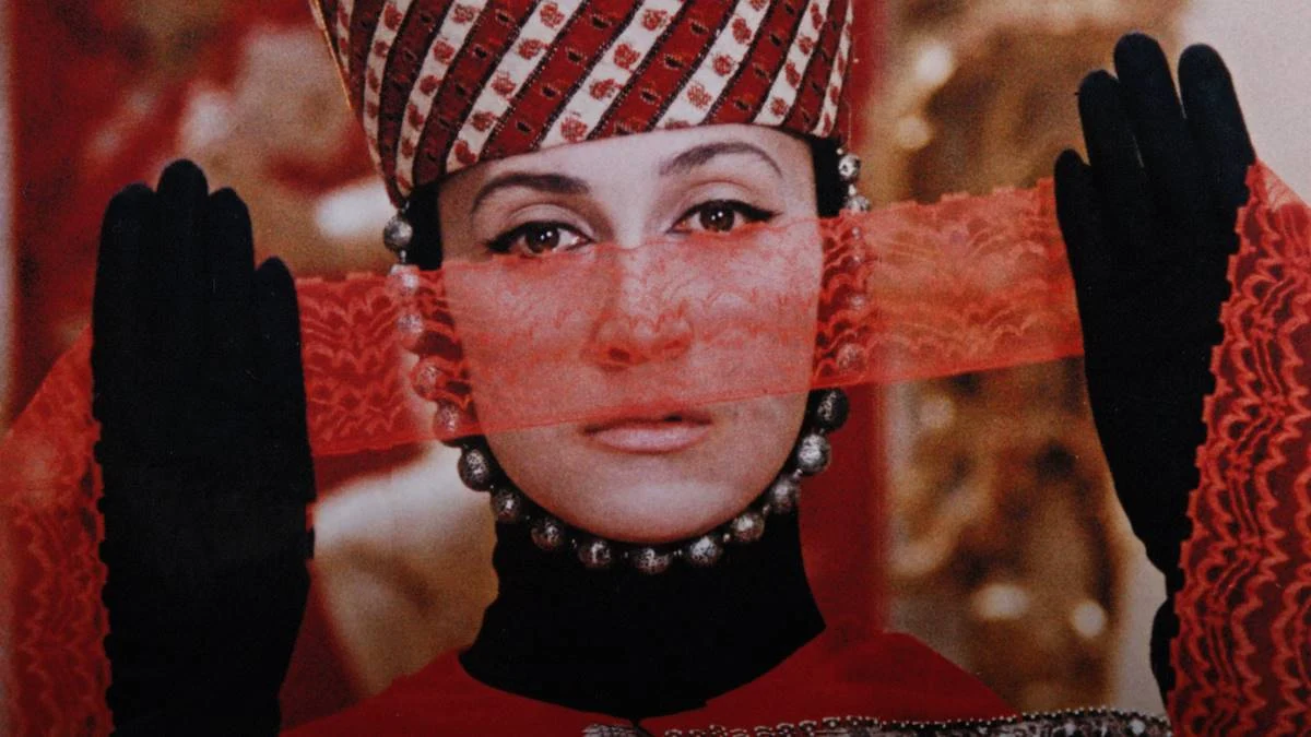 A Cor da Romã (1969) | Se Poesia Fosse Um Filme 4 Mulher com vestes típicos armênios, segurnado um véu vermelho como parte de sua roupa. Cena de "The Color of Pomegranates" (1969).