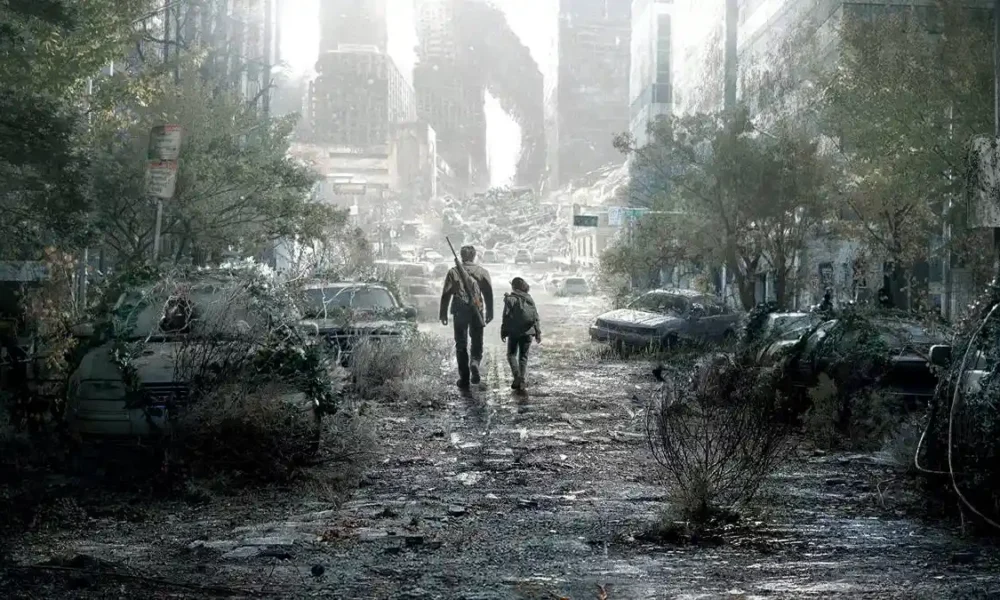 Joel (Pedro Pascal) e Ellie (Bella Ramsey) centralizados, vistos de longe, em um Estados Unidos pós-apocalíptico de The Last of Us. A imagem é construída em tons cinza.