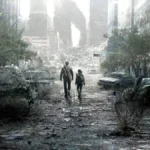 Joel (Pedro Pascal) e Ellie (Bella Ramsey) centralizados, vistos de longe, em um Estados Unidos pós-apocalíptico de The Last of Us. A imagem é construída em tons cinza.
