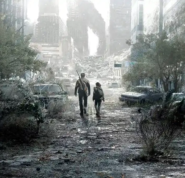 Joel (Pedro Pascal) e Ellie (Bella Ramsey) centralizados, vistos de longe, em um Estados Unidos pós-apocalíptico de The Last of Us. A imagem é construída em tons cinza.