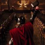 Thor erguendo seu martelo em "Thor" (2011), centraliado na tela e com capacete de Asgard e capa vermelha.