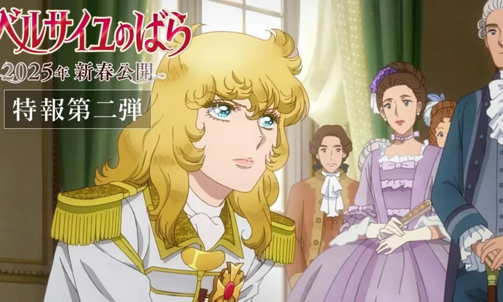 Oscar de Jarjayes com traje branco cercada por nobres na adaptação de 2025 de "A Rosa de Versalhes". Personagem encara algo com seriedade à direita, e está no palácio de Versalhes.