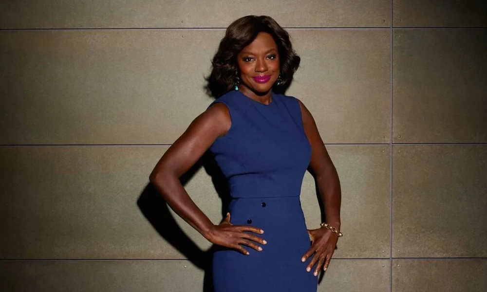 Viola Davis em imagem promocional de "How To Get Away With Murder", pela Netflix, caracterizada como a professora Annalise Keating.