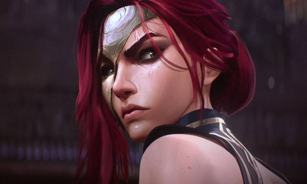 Katarina, de League of Legends, parcialmente mascarada na parte direita do rosto, diagonalmente. Katarina tem cabelos longos e escarlates. Ela olha séria para a câmera.