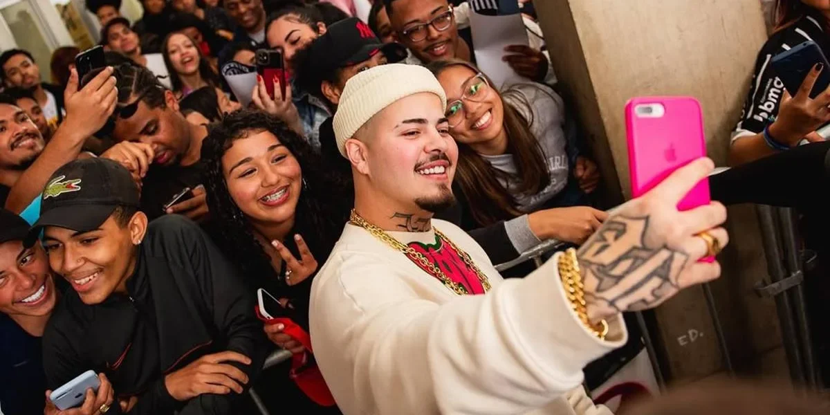 Jottapê Anuncia Fim da Carreira no funk Jottapê em encontro com fãs da série "Sintonia", tirando uma selfie com celular de fã.