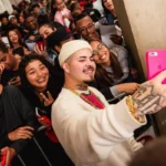 Tela Quente | “Vatapá ou Maniçoba” Vai ao Ar Hoje, 03 de Fevereiro Jottapê em encontro com fãs da série "Sintonia", tirando uma selfie com celular de fã.