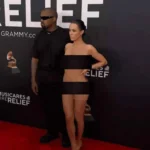 Grammy 2025 | Confira Os Vencedores Nas Principais Categorias Artista de joias e esposa de Kanye West, Bianca Censori, desfilando no Grammy. Ela está com um vestido completamente transparente. A imagem está coberta com tapa sexos.