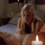 Coitado do Tatuador no Teaser de “Premonição 6: Laços de Sangue”. Veja! Sarah Michelle Gellar na cama de bruços, apoiada sobre os covotevelos, rodeada de abóboras e com uma bacia na sua frente, a qual ela encara. Atriz está interpretando a protagonista de "Buffy: A Caça Vampiros".