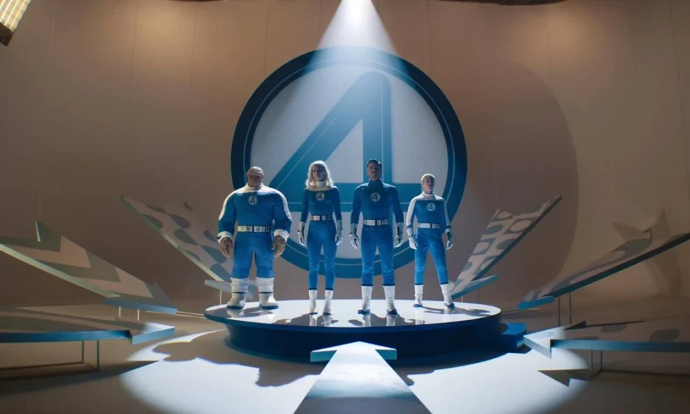 Os membros do "Quarteto Fantástico" para o longa de 2025 em uma plataforma. Na ordem: Coisa, Mulher Invisível, Senhor Fantástico, e Tocha Humana.