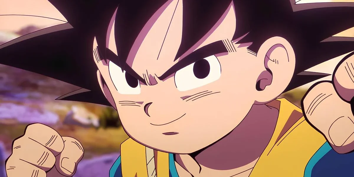 Dragon Ball | Goku se Transforma em Super Saiyajin 4 pela Primeira Vez em Daima Câmera focada no rosto de Goku, com ele com um sorriso e em posição de luta. Ele está transformado em criança. Imagem da série "Dragon Ball Daima".