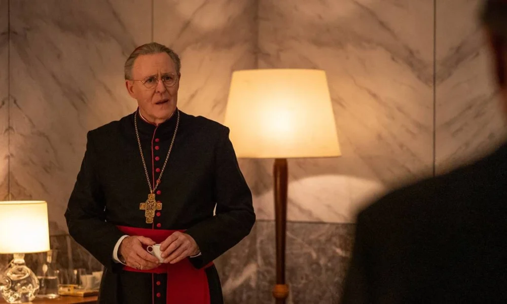 John Lithgow interpretando Tremblay em "Conclave" (2024).