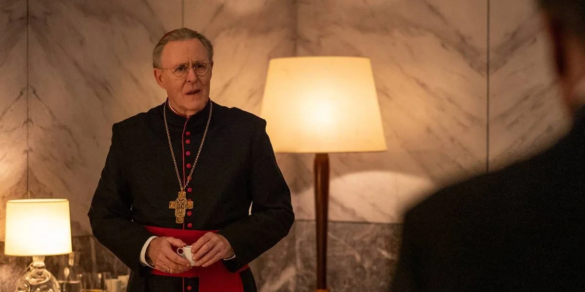 Dumbledore Será Interpretado por John Lithgow em Série de Harry Potter, Segundo Rumores John Lithgow interpretando Tremblay em "Conclave" (2024).