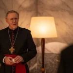 Dragon Ball | Goku se Transforma em Super Saiyajin 4 pela Primeira Vez em Daima John Lithgow interpretando Tremblay em "Conclave" (2024).